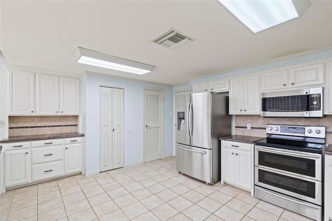 Bright dine in kitchen. | Image 20