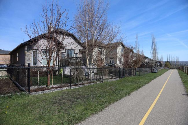 92 Sherwood Rise Nw, Home with 3 bedrooms, 2 bathrooms and 4 parking in Calgary AB | Image 4