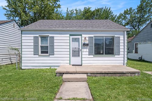 11211 Chalmers Ave, Warren, MI, 48089-2510 | Card Image