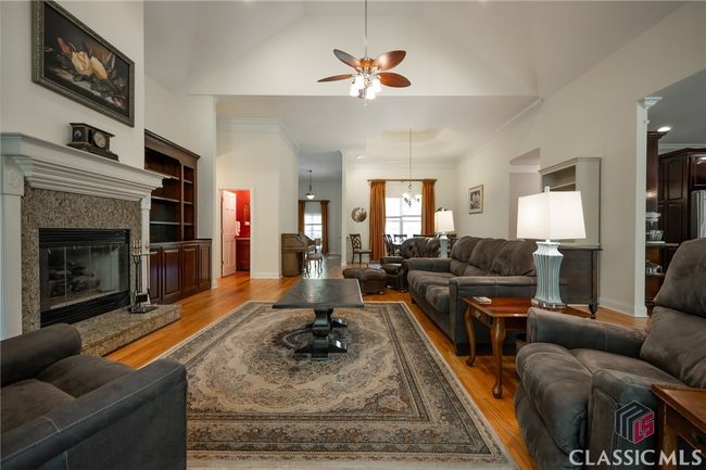 super large room | Image 14
