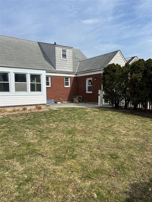 31 Linden St, Malverne, NY, 11565-1325 | Card Image