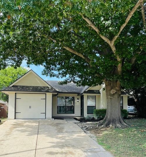 2417 Busch Dr, Arlington, TX, 76014-2783 | Card Image