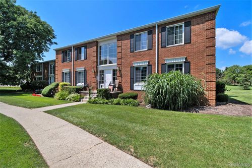 654 E Fox Hills Dr, Bloomfield Hills, MI, 48304-1345 | Card Image