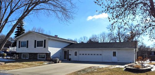 925 Riverview Dr, Valley City, ND, 58072-3802 | Card Image