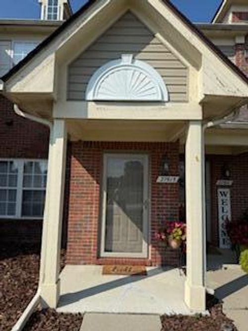 27615 Hidden Oaks Dr, BROWNSTOWN TWP, MI, 48183-3058 | Card Image
