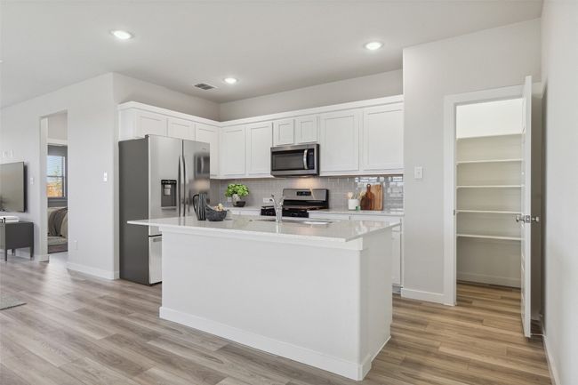 304 Bendecido Loop, House other with 4 bedrooms, 4 bathrooms and 2 parking in Elgin TX | Image 6
