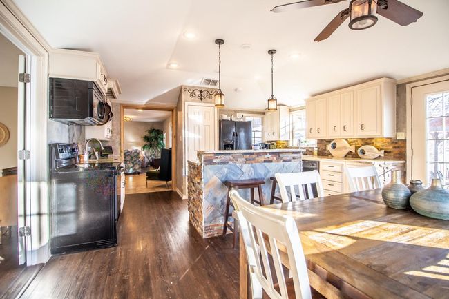 148 Pony Express Trl, House other with 3 bedrooms, 2 bathrooms and null parking in Buffalo Springs TX | Image 9