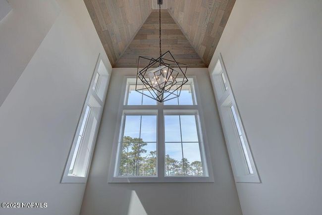 Entry - Ceiling | Image 14