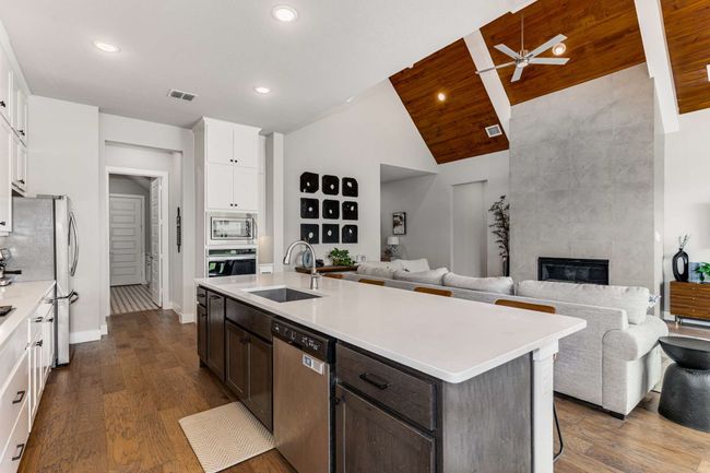 Open layout makes entertaining a breeze! | Image 6