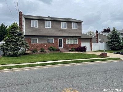 307 Linden Street, House other with 6 bedrooms, 2 bathrooms and null parking in Massapequa Park NY | Image 1