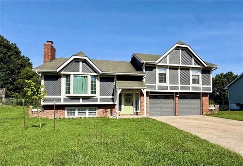 7111 Michael Ln, Pleasant Valley, MO, 64068-8615 | Card Image