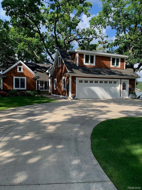 3895 Dorothy -- Main House Lane, Waterford Charter Township, MI, 48329 | Card Image