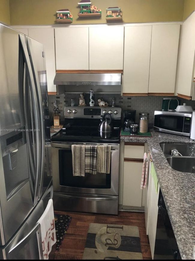 248 - 248 Majorca Ave, Townhouse with 2 bedrooms, 3 bathrooms and null parking in Coral Gables FL | Image 19