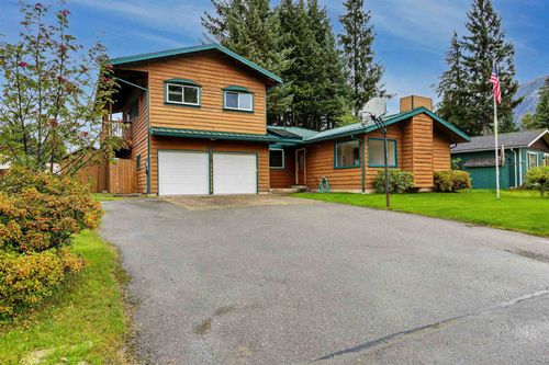 9167 Riverwood Dr, Juneau, AK, 99801-9637 | Card Image