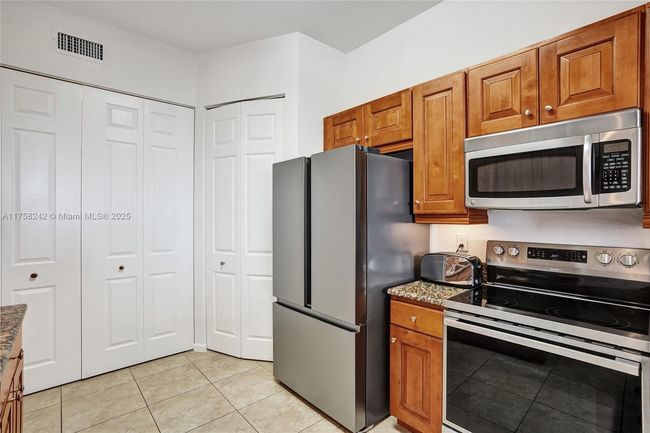 APT-501 - 3500 Oaks Clubhouse Dr, Condo with 3 bedrooms, 2 bathrooms and null parking in Pompano Beach FL | Image 32