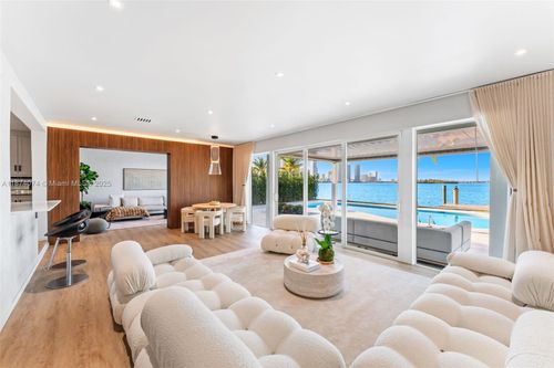 1011 N Venetian Dr, Miami Beach, FL, 33139-1016 | Card Image