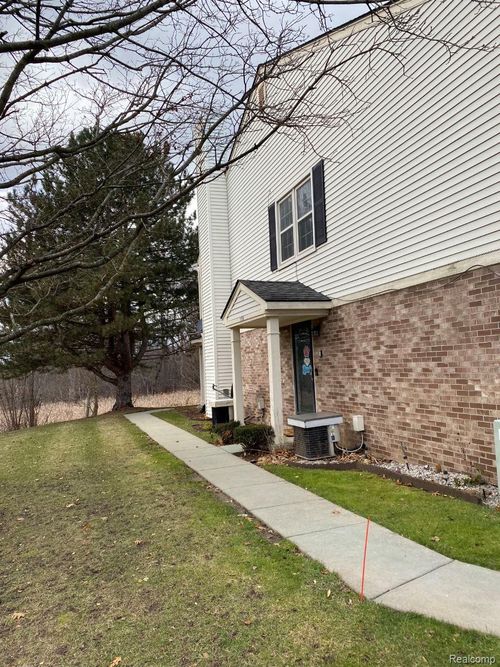 28-7751 Lake Ridge Dr, Waterford, MI, 48327-4168 | Card Image