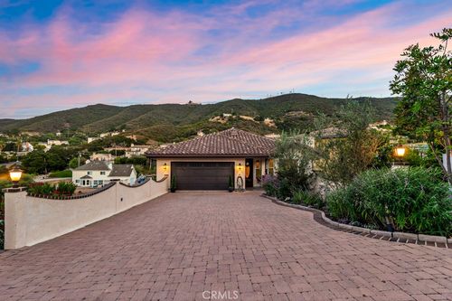 1124 Kathleen Dr, Newbury Park, CA, 91320-4685 | Card Image