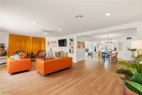 1013 Francis Ave, Las Vegas, NV, 89104-1517 | Card Image