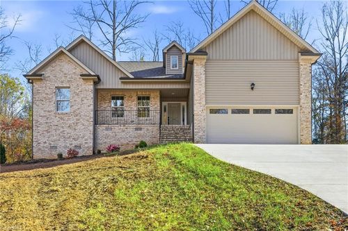 814 Montgomery Ct, Walnut Cove, NC, 27052-6878 | Card Image