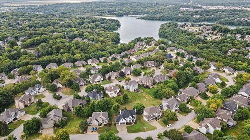 8008 Park Ridge Dr, Parkville, MO, 64152-3105 | Card Image