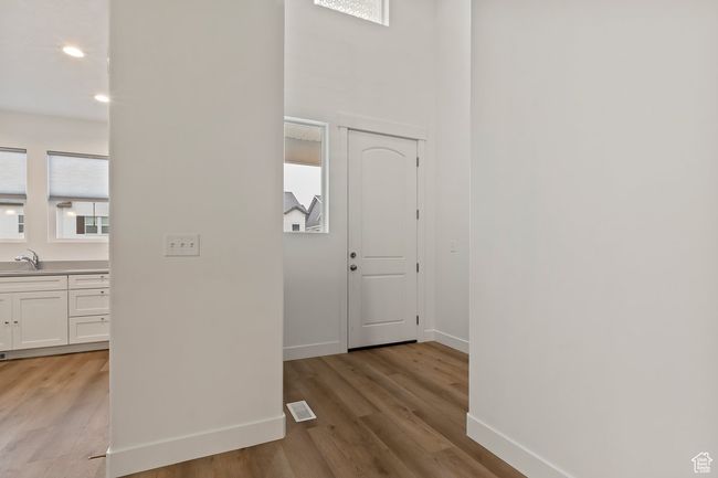 Bright and clean interior, lots of natural light | Image 6