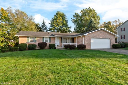 5727 Eastview St, Louisville, OH, 44641-8621 | Card Image
