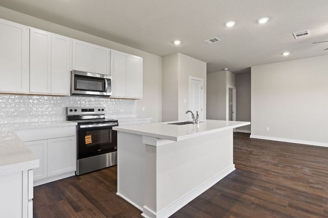 Center Island in Kitchen | Image 8