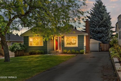 223 N 25th Ave, Yakima, WA, 98902-2312 | Card Image