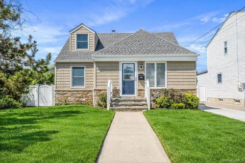 369 Yale Rd, Garden City S, NY, 11530-5223 | Card Image