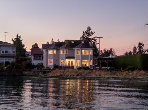 10239 Fifth St, Sidney, BC, V8L2Y4 | Card Image