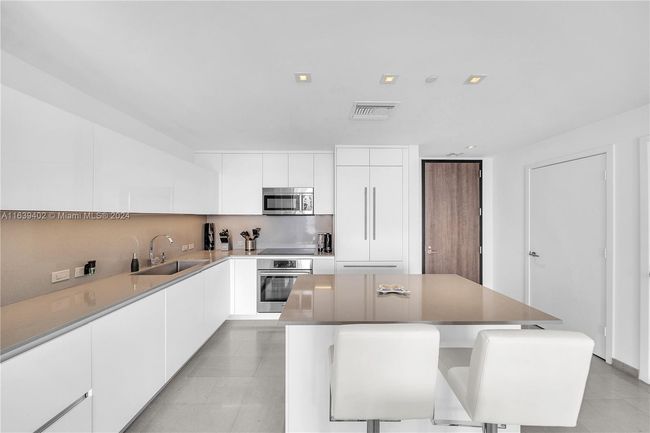 APT-3705 - 88 Sw 7 Th St, Condo with 2 bedrooms, 3 bathrooms and null parking in MIAMI FL | Image 8
