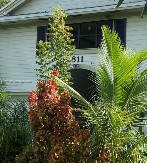 33-811 Ne 199th St, Miami, FL, 33179-3084 | Card Image