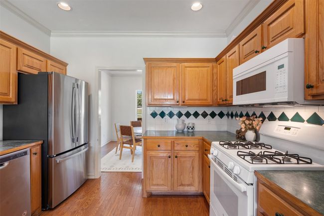 Ample space to move around while you cook! | Image 10