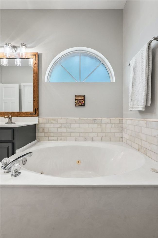 Soak in the deep jetted tub after a long day and let your stress melt away. | Image 16
