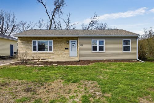 202 6th Ave, Hiawatha, IA, 52233-1703 | Card Image