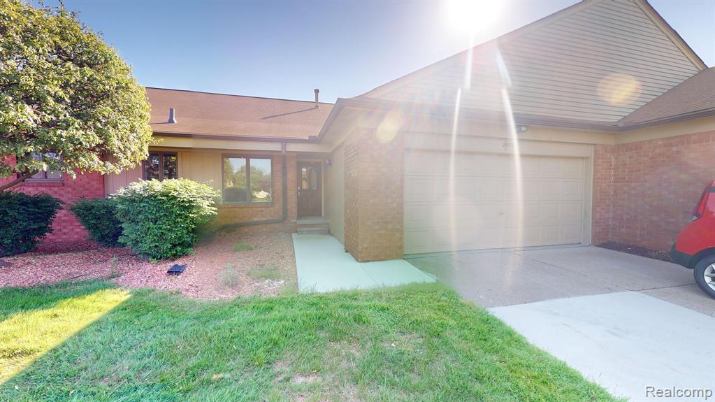 20502 Pine Meadow Drive, For Sale in Clinton Twp Zoocasa
