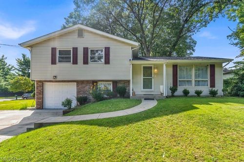596 Eric Dr, Akron, OH, 44305-1422 | Card Image