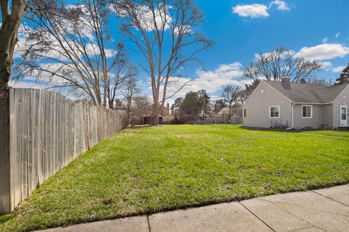 909 Highland Ave, Waukegan, IL, 60085-2807 | Card Image