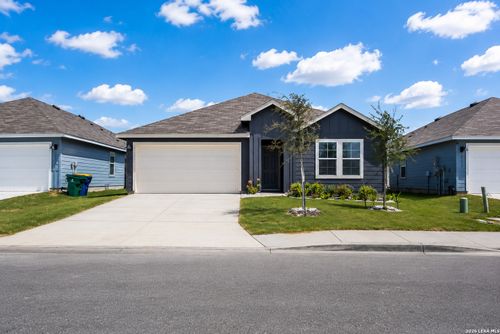 1004 Village Run, Seguin, TX, 78155-3686 | Card Image