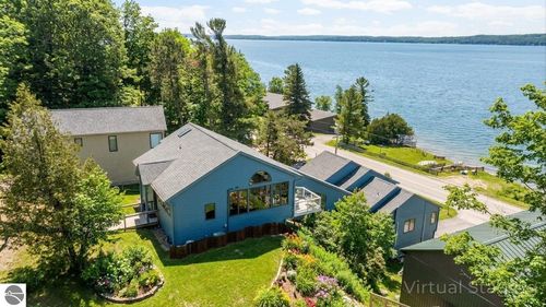3142 Crystal Dr, Beulah, MI, 49617-9471 | Card Image