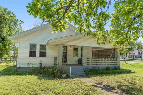724 Maple St, Perry, OK, 73077-2239 | Card Image