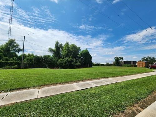 704 Daryl Dr, Chalmette, LA, 70043-1424 | Card Image