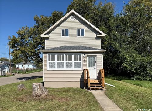 502 8th Street E, House with 3 bedrooms, 2 bathrooms and null parking in Prince Albert SK | Card Image