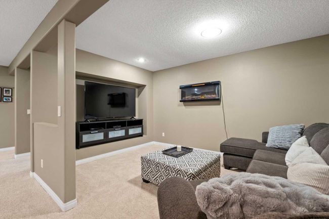 755 Hawkside Mews Nw, Home with 4 bedrooms, 3 bathrooms and 4 parking in Calgary AB | Image 31