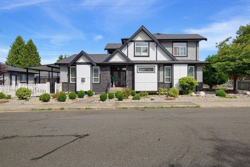 7888 Coquitlam St, House with 6 bedrooms, 7 bathrooms and 6 parking in Burnaby BC | Card Image