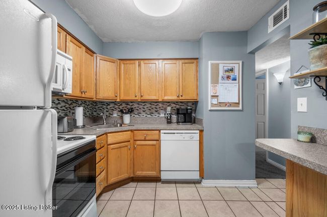 H10 - 6711 Gunston Ln, Condo with 2 bedrooms, 2 bathrooms and null parking in Prospect KY | Image 8