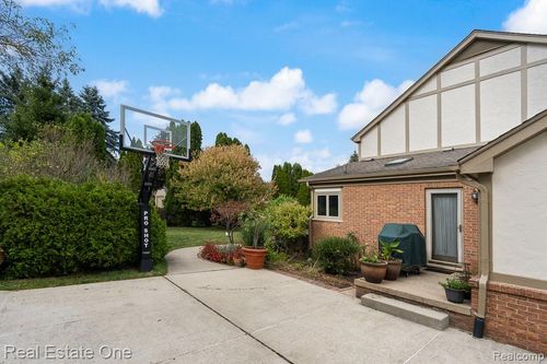 1574 Devonshire Dr, Troy, MI, 48098-4375 | Card Image