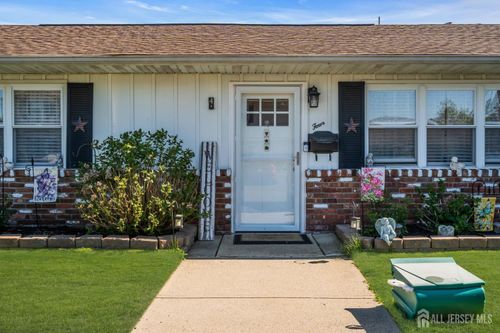 4 Michigan Dr, Matawan, NJ, 07747-3618 | Card Image