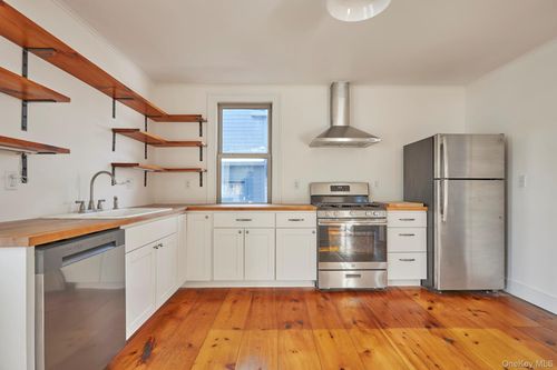 b-16 Oak St, Rhinebeck, NY, 12572-1303 | Card Image